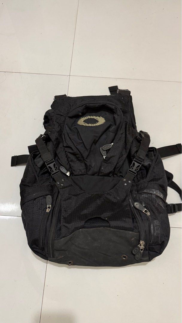 Oakley tactical vintage back pack year 2000s (Category: Backpacks) located in Koronadal. Submitted by johnapolen99551 (Listing ID 1397445307, Image 1). Description: In good condition Authentic 💯 Nego for sure buyer Ship nationwide ✈️.