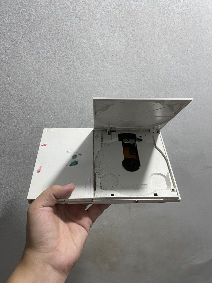 PlayStation 2 White (SCPH-90000) (Category: PlayStation) located in Manila. Submitted by apple_siri (Listing ID 1397574608, Image 3). Description: Untested wala akong power adaptor or plug untested unit madumi lang maalikabok.
