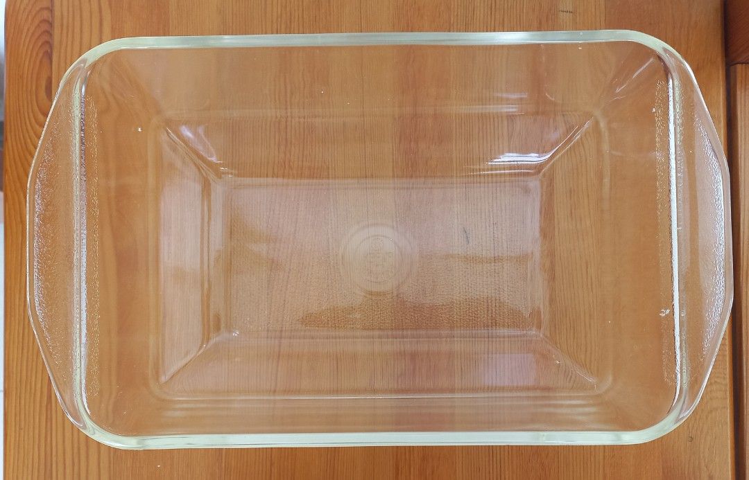 Pyrex Rectangular Dish (Category: Bakeware) located in Rawang. Submitted by hmsale (Listing ID 1397477795, Image 2). Description: Ovensafe, clear glass with handles. Features the Pyrex logo and 'Made in USA'. Approx L 10ins, W 6.5 ins H 4 ins.