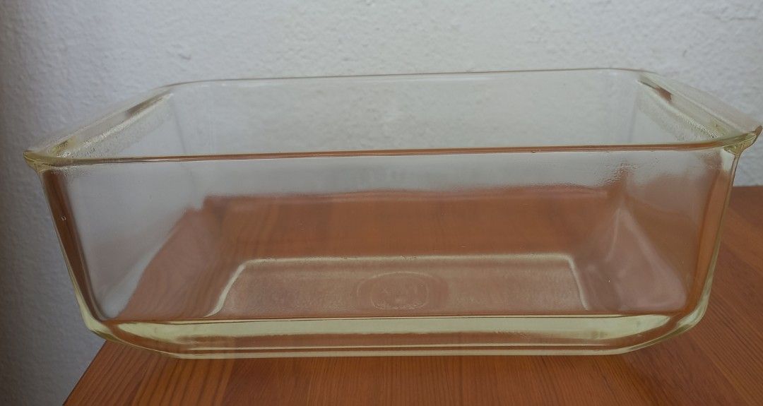 Pyrex Rectangular Dish (Category: Bakeware) located in Rawang. Submitted by hmsale (Listing ID 1397477795, Image 1). Description: Ovensafe, clear glass with handles. Features the Pyrex logo and 'Made in USA'. Approx L 10ins, W 6.5 ins H 4 ins.