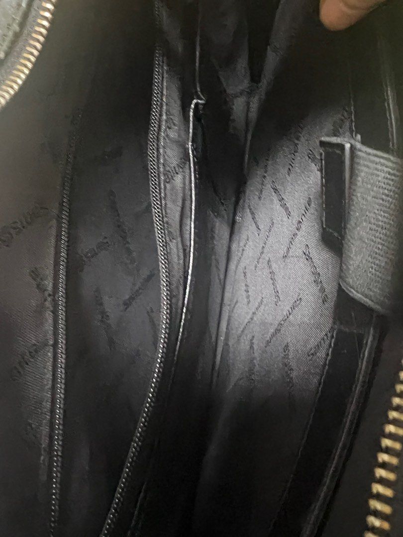 Samsonite Black Briefcase with Shoulder Strap (Category: Briefcases) located in Muntinlupa City. Submitted by ababrl (Listing ID 1397503871, Image 2). Description: - Black Samsonite briefcase - Includes shoulder strap and handle - Interior with multiple compartments - Secure zipper closure - Durable metal hardware - Samsonite logo visible - Dimensions: Approximately 16" wide x 11" tall.