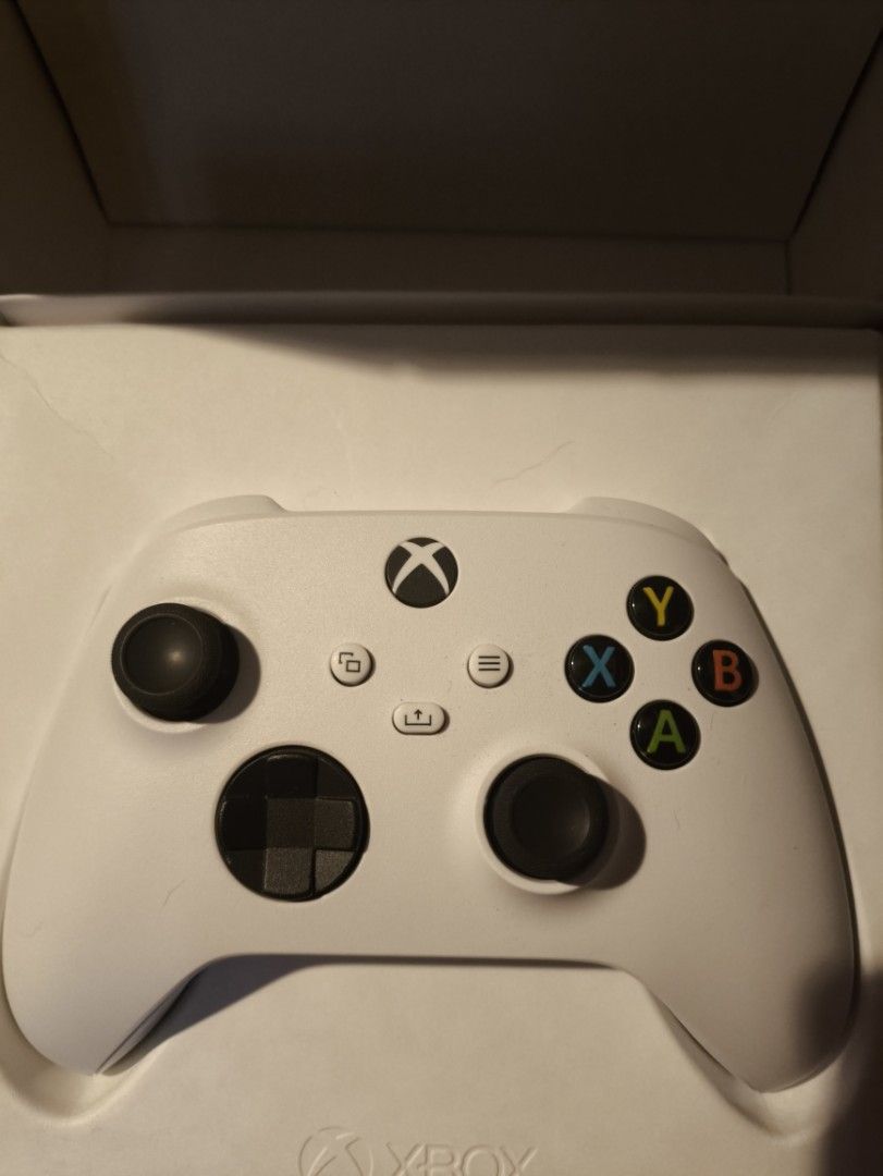 XBox Series X Wireless Controller Robot White (Category: Controllers) located in Quezon City. Submitted by toysties (Listing ID 1397437324, Image 1). Description: Xbox Wireless Controller in Robot White color. With original box. bought in GameXtreme shoppee. Rfs: decluttering .