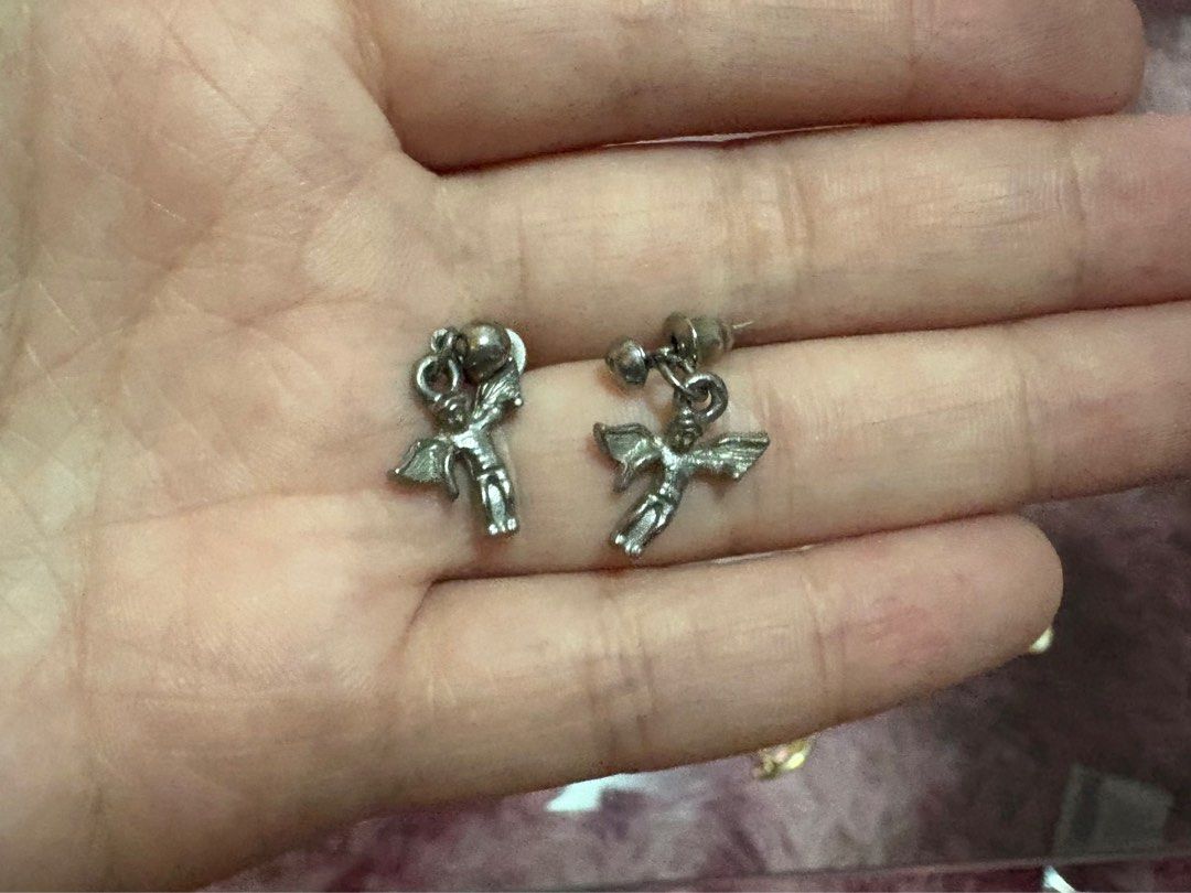 Assorted Earrings Bundle (Category: Earrings) located in Cainta. Submitted by nerdja (Listing ID 1397772521, Image 3). Description: -Take all for 500! -80 each -Silver chain freebie -Some are missing locks.