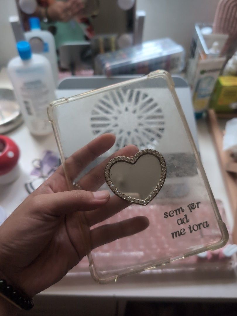 Basic 2019 kindle case plus mirror pop socket (Category: E-Readers) located in Manila. Submitted by luluuulemooown (Listing ID 1397595692, Image 1). Description: - Clear phone case - Heart-shaped mirror with rhinestones - Includes a printed quote - Designed for tablets or large phones - Allows device color to show through.
