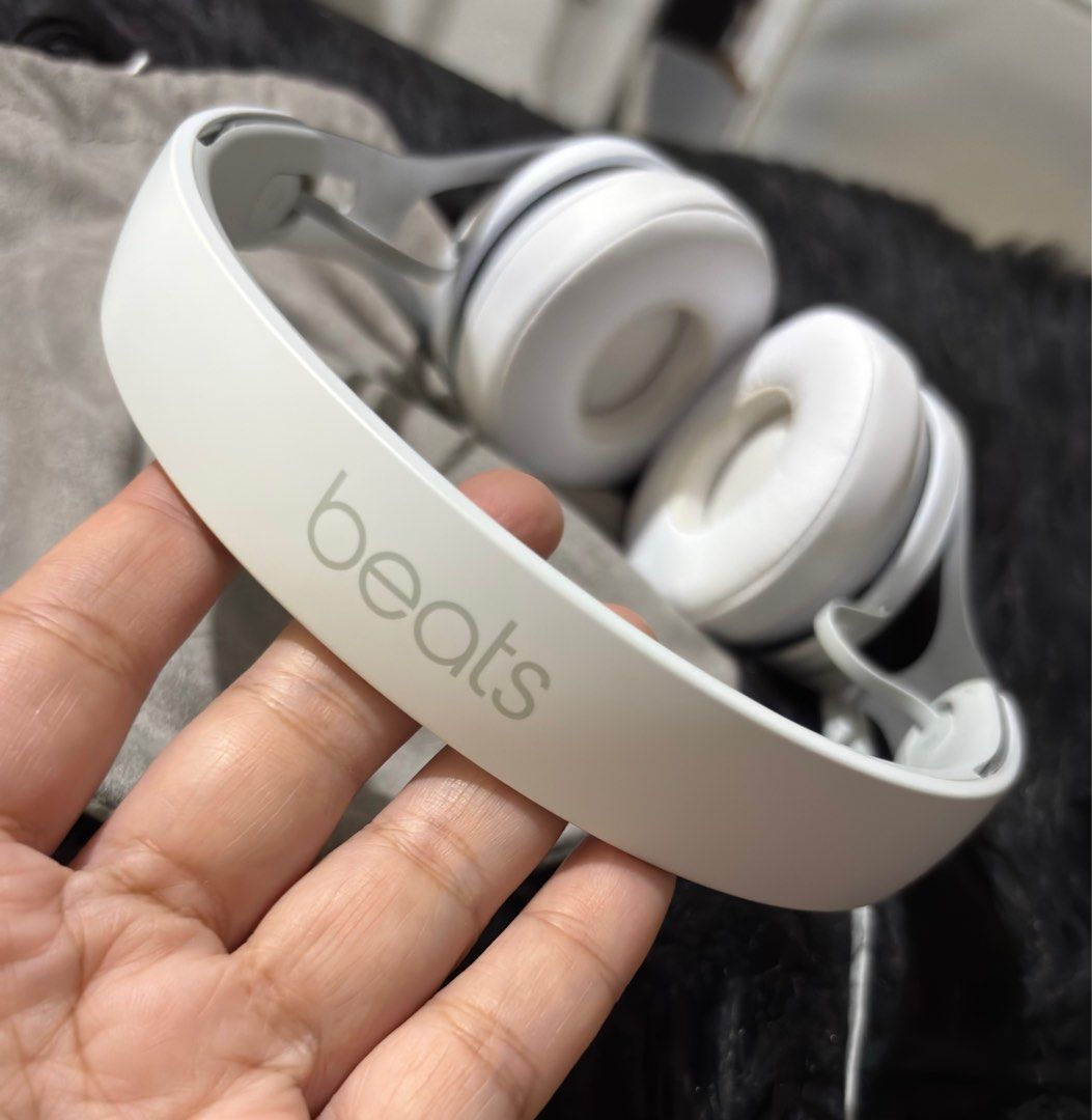Beats EP Wired Headphones (Category: Headphones & Headsets) located in Paranaque City. Submitted by dalle_closet (Listing ID 1397642747, Image 2). Description: Slightly used pa yan No issues po Ang solid ng sounds nito Pouch only. Box not included.
