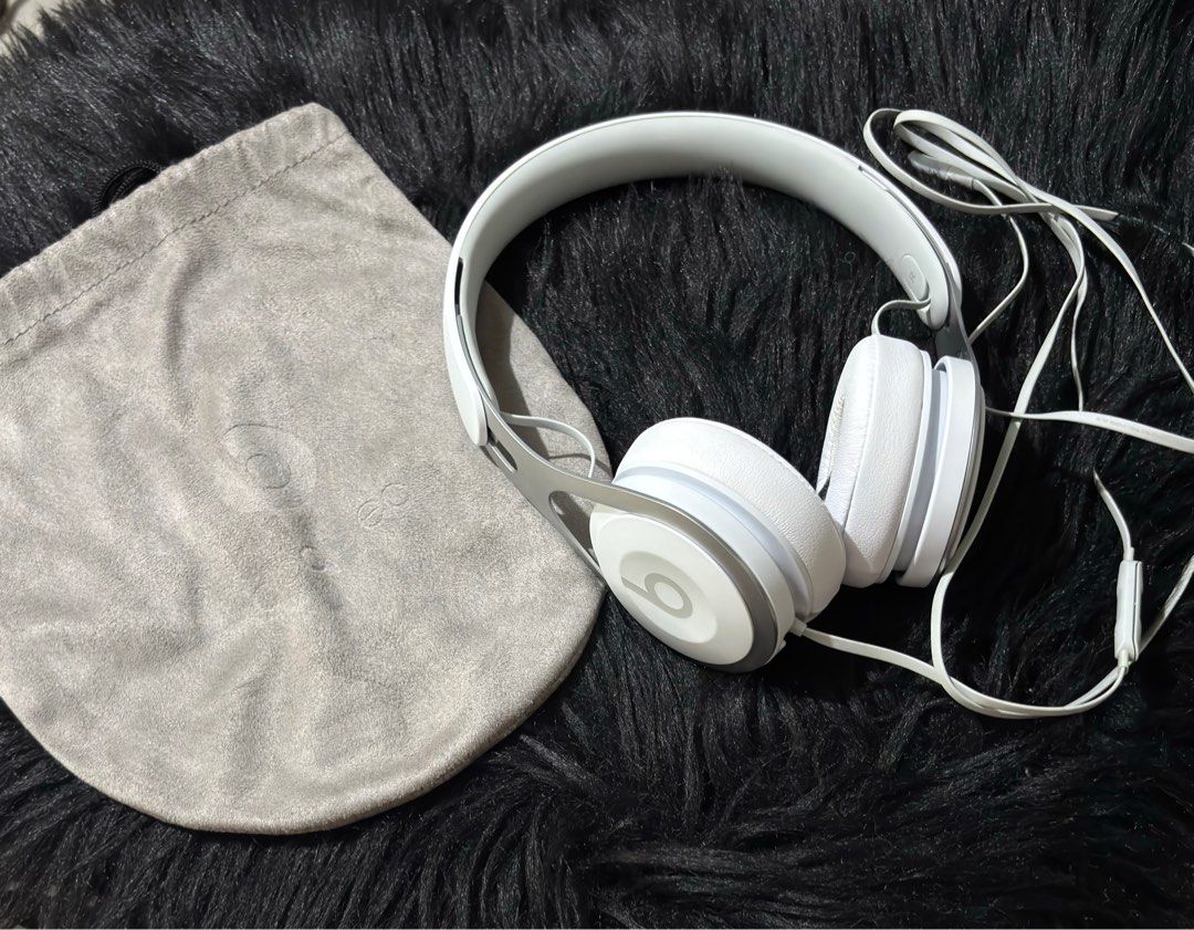 Beats EP Wired Headphones (Category: Headphones & Headsets) located in Paranaque City. Submitted by dalle_closet (Listing ID 1397642747, Image 1). Description: Slightly used pa yan No issues po Ang solid ng sounds nito Pouch only. Box not included.