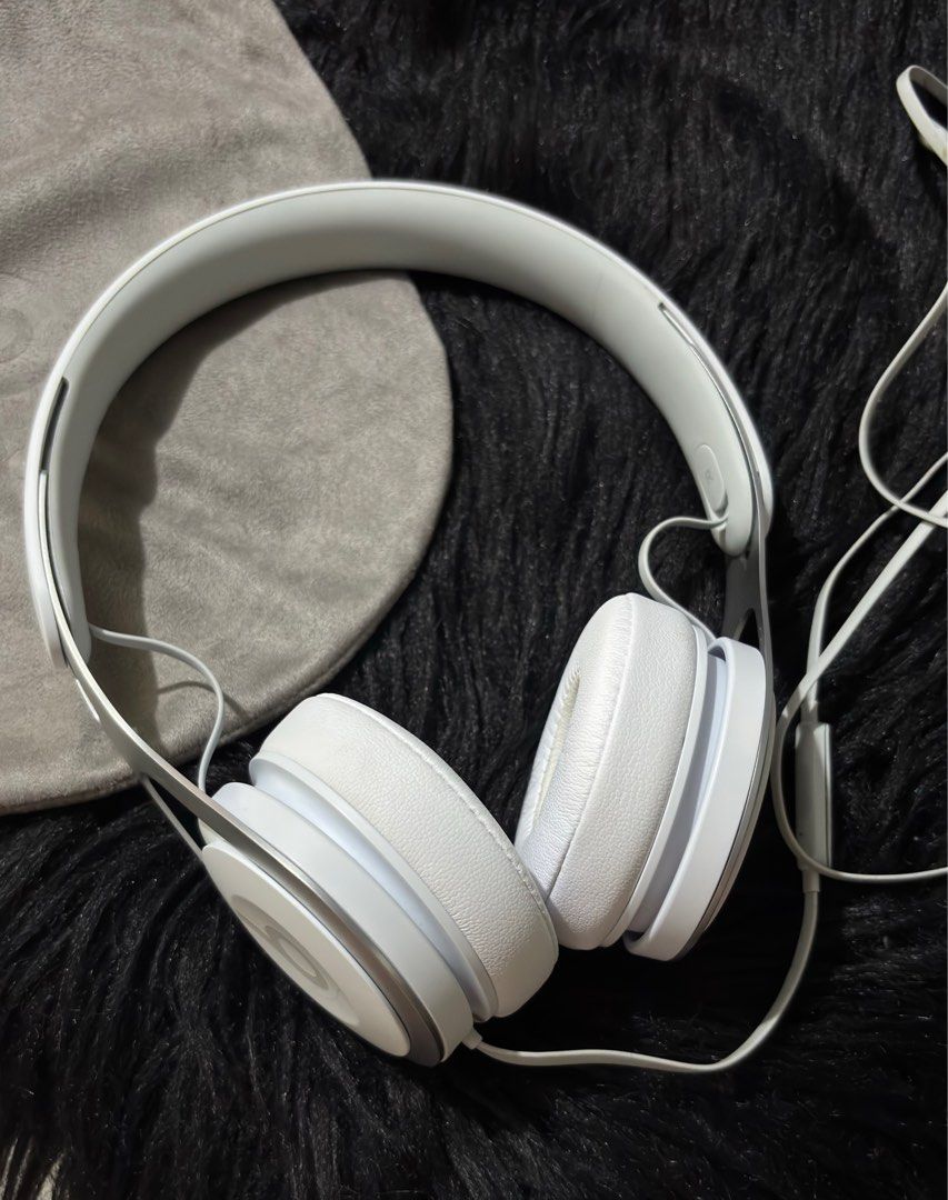 Beats EP Wired Headphones (Category: Headphones & Headsets) located in Paranaque City. Submitted by dalle_closet (Listing ID 1397642747, Image 3). Description: Slightly used pa yan No issues po Ang solid ng sounds nito Pouch only. Box not included.