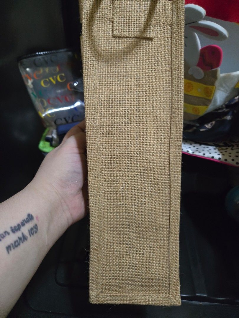 Bottle gift bag rattan style (Category: Gift Baskets & Hampers) located in Quezon City. Submitted by thrift.and.find (Listing ID 1397597787, Image 2). Description: 750-1L can fit ganda lakad maka sosyal kahit novelino pa ilagay pwedr din lagyan ng mga thumbler na pangregalo.