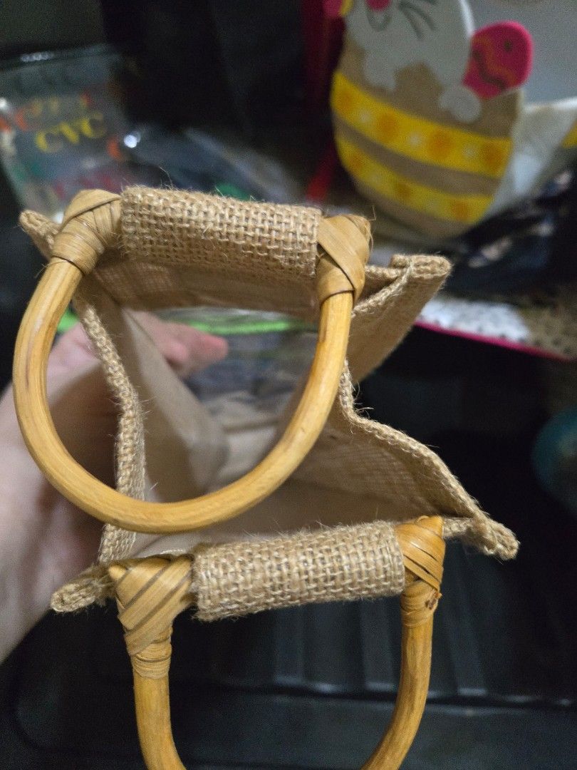 Bottle gift bag rattan style (Category: Gift Baskets & Hampers) located in Quezon City. Submitted by thrift.and.find (Listing ID 1397597787, Image 3). Description: 750-1L can fit ganda lakad maka sosyal kahit novelino pa ilagay pwedr din lagyan ng mga thumbler na pangregalo.