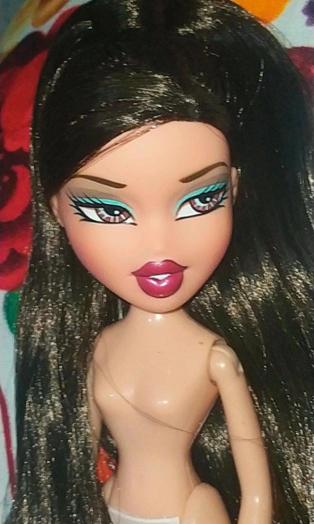 BRATZ BUNDLE DANA AND JADE (Category: Kids Toys) located in Manila. Submitted by sasheng04 (Listing ID 1397722204, Image 2). Description: BRATZ HEAD FAMEZ DANA AND JADE COMES WITH 1 BODY 1 PAIR OF BOOTS 1 PAIR OF EARRINGS. MOD: LALAMOVE AND JNT .