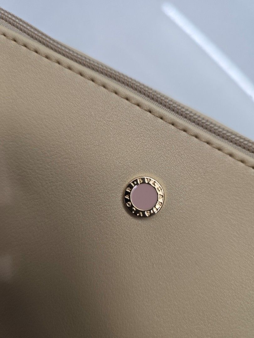 Bvlgari Emirates Exclusive Toiletry Kit (Category: Luxury Bags & Wallets) located in Pasig City. Submitted by clothesandthings_ (Listing ID 1397767088, Image 1). Description: .