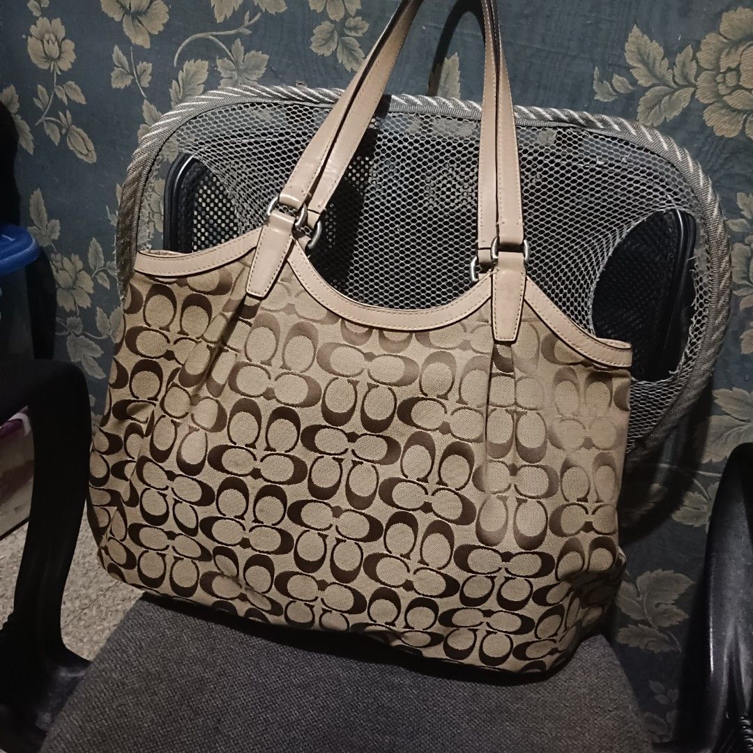 Coach Tote Bag Canvas (Category: Luxury Bags & Wallets) located in Caloocan City. Submitted by jee2727 (Listing ID 1397718596, Image 2). Description: Coach Canvas Tote Bag.