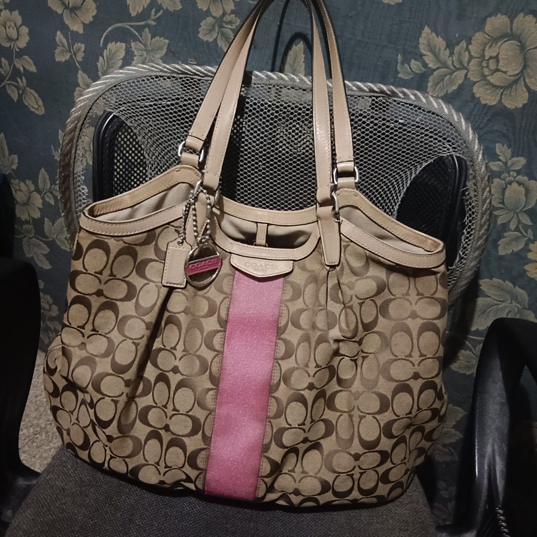 Coach Tote Bag Canvas (Category: Luxury Bags & Wallets) located in Caloocan City. Submitted by jee2727 (Listing ID 1397718596, Image 1). Description: Coach Canvas Tote Bag.