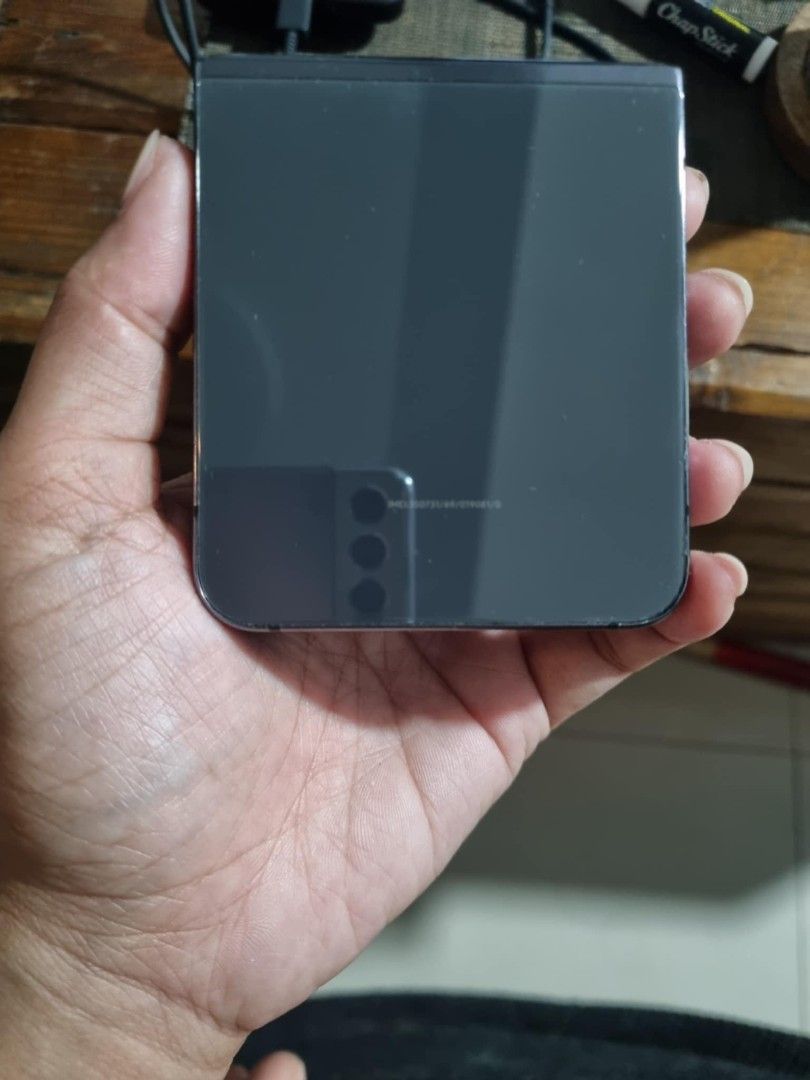 For Sale Samsung Flip 5 (Category: Samsung) located in Del Monte. Submitted by gjmta (Listing ID 1397659118, Image 3). Description: Samsung Galaxy Flip 5 Includes box and pin Loc QC RFS: Got another phone All OK just visible signs of usage as seen sa pictures. OK for meet up within area..
