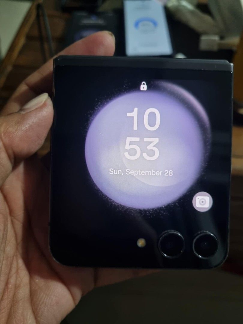 For Sale Samsung Flip 5 (Category: Samsung) located in Del Monte. Submitted by gjmta (Listing ID 1397659118, Image 2). Description: Samsung Galaxy Flip 5 Includes box and pin Loc QC RFS: Got another phone All OK just visible signs of usage as seen sa pictures. OK for meet up within area..