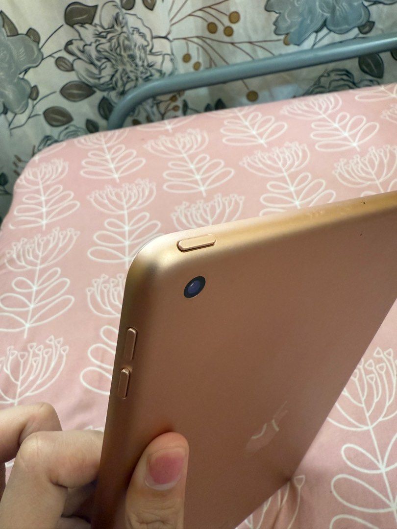Ipad 8th Gen 32Gb (Category: iPad) located in Caloocan City. Submitted by blayt (Listing ID 1397625666, Image 3). Description: - unit only , with goodjodoq pen - with minor flaws - with charger (cord only) rfs: will upgrade.