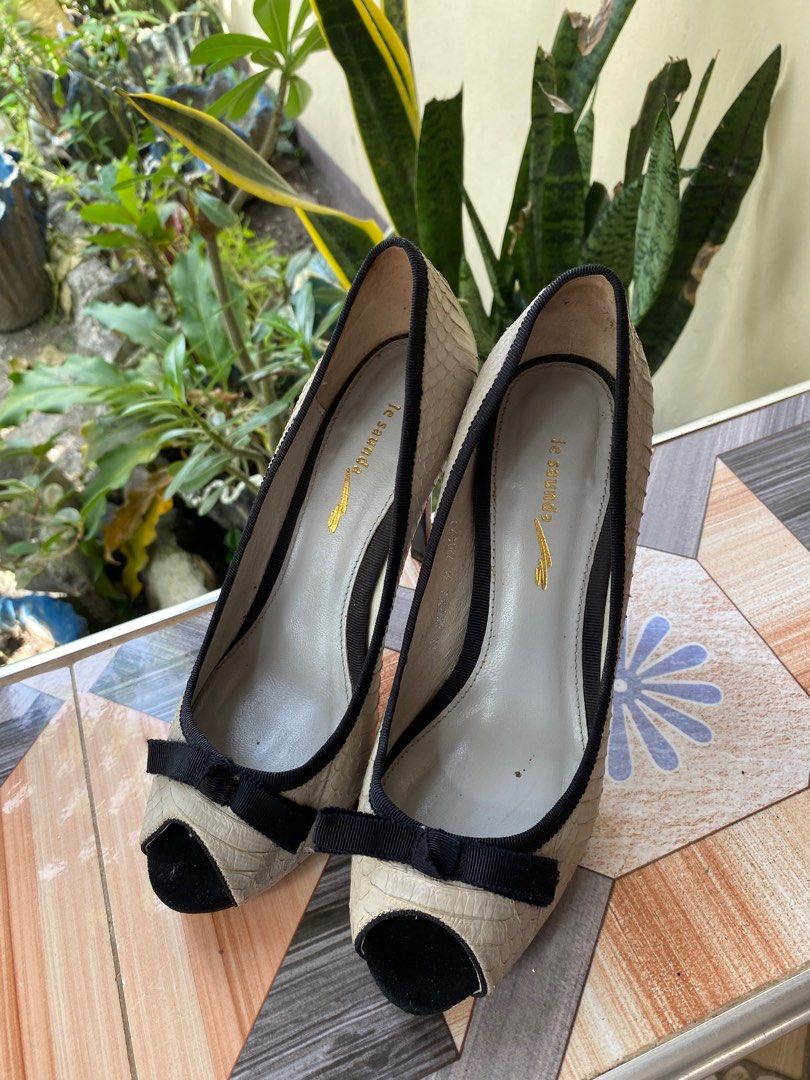 Le Saunda Leather Heels (Category: Heels) located in Mangaldan. Submitted by avaph (Listing ID 1397617777, Image 2). Description: Chic peep-toe design with snakeskin texture and black bow detail. Size 34 / 220 — genuine leather upper. Lightly used and in great condition. Perfect for formal or office wear! 👠.