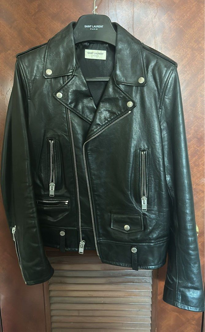 Saint Laurent L01 leather jacket hedi slimane （分類：外套及戶外衣服）位於 Hong Kong。 由 mf0102 提交（商品編號 1397625515，圖片 1）。簡介： Size 46 80% new Bought from Saint Laurent 連原裝衣架。