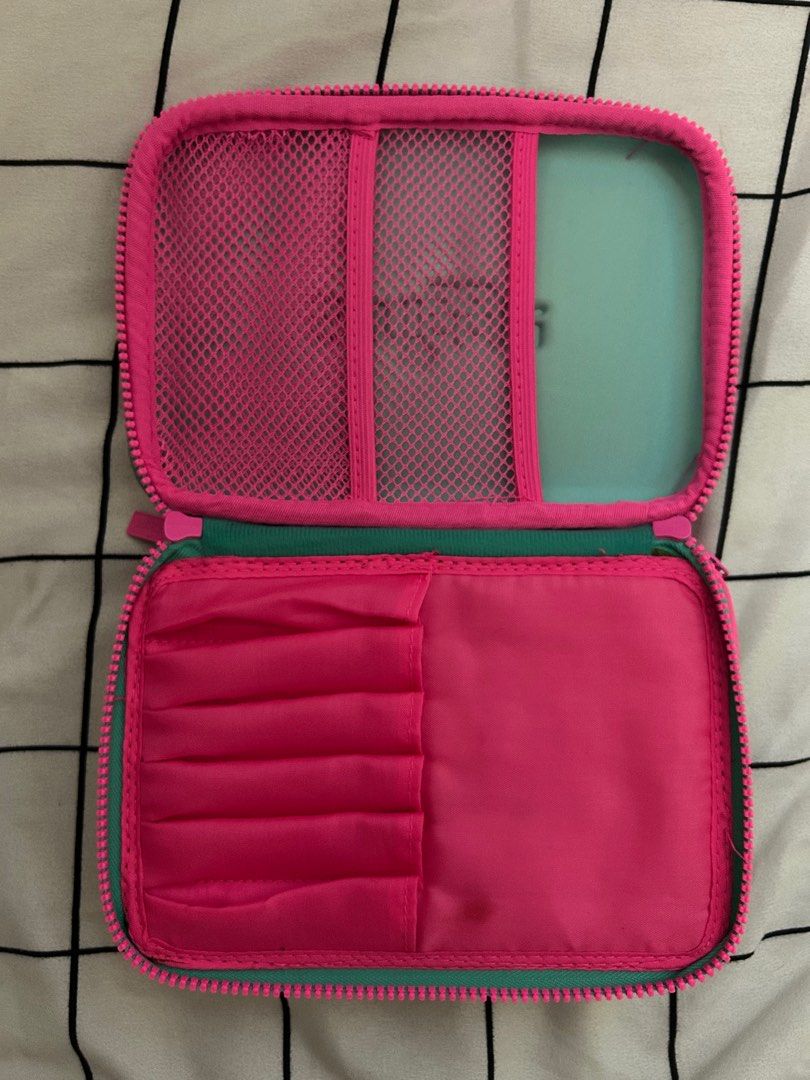 Smiggle Hardtop Pencil Case (Category: Stationery & School Supplies) located in San Pedro. Submitted by obrerogwy55298 (Listing ID 1397725520, Image 3). Description: - Smiggle hardtop pencil case - Used only once - Original (bought in Smiggle Singapore).