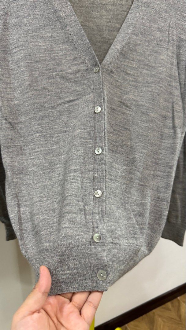 Uniqlo 100% Wool Cardigan (Category: Longsleeves) located in Manila. Submitted by lbdeclutters (Listing ID 1397681618, Image 2). Description: .