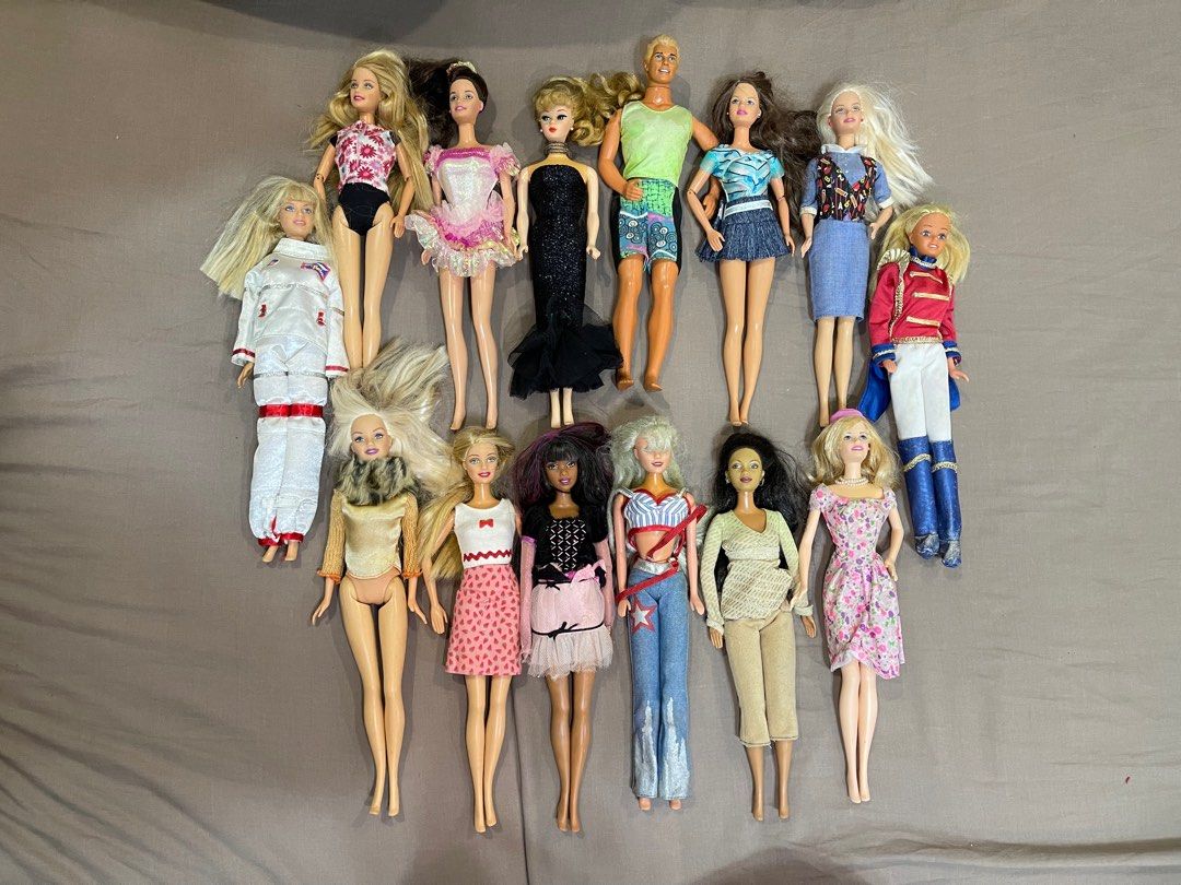 Vintage Barbie Dolls Collection Set (Category: Kids Toys) located in Aliaga. Submitted by keenstone_64aaab (Listing ID 1397748537, Image 1). Description: - Vintage Barbie doll collection - Includes Barbie dolls and a Ken doll - Dolls feature different outfits and hairstyles - Some dolls come with accessories - Perfect for Barbie collectors!.