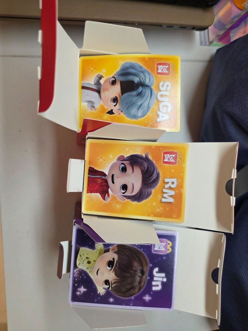 HKD 50 全放香港麥當勞BTS 開心樂園餐happy meal V JIN RM SUGA, 興趣及遊戲, 玩具& 遊戲類- Carousell