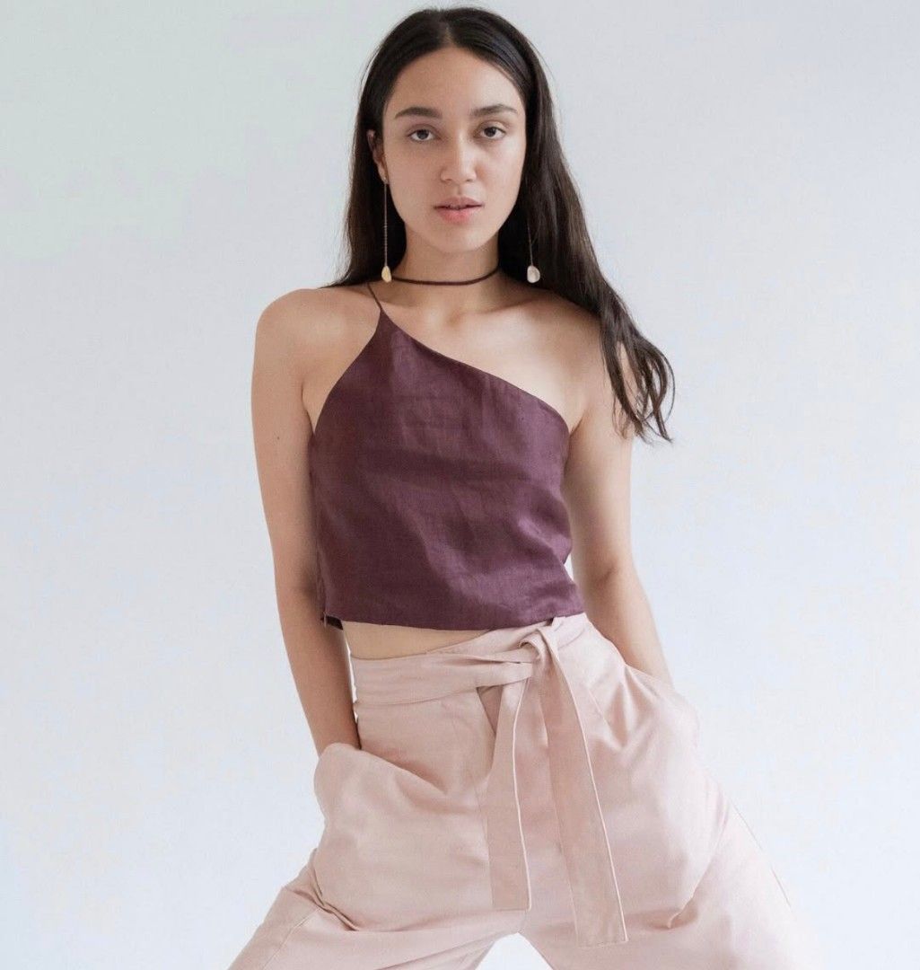 Araw the Line Asymmetrical Crop Top (Category: Sleeveless) located in San Fernando. Submitted by chweez (Listing ID 1397958616, Image 1). Description: Size: L on tag Needs ironing/steaming. Wrinkled due to storage ‼️No rush shipping. Sf c/o buyer.