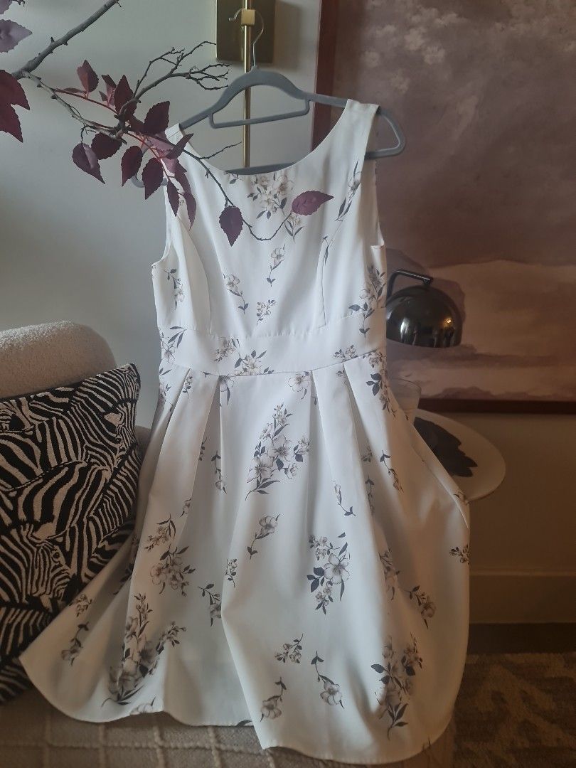 Beautiful floral dress (Category: Dresses) located in Manila. Submitted by artisanhomes (Listing ID 1397843873, Image 3). Description: Very beautiful flattering floral dress bought in Singapore. wore twice only. size L well made, high quality material MOVING OUT SALE .