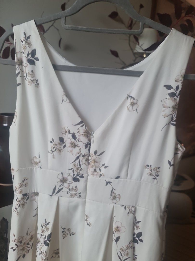 Beautiful floral dress (Category: Dresses) located in Manila. Submitted by artisanhomes (Listing ID 1397843873, Image 2). Description: Very beautiful flattering floral dress bought in Singapore. wore twice only. size L well made, high quality material MOVING OUT SALE .
