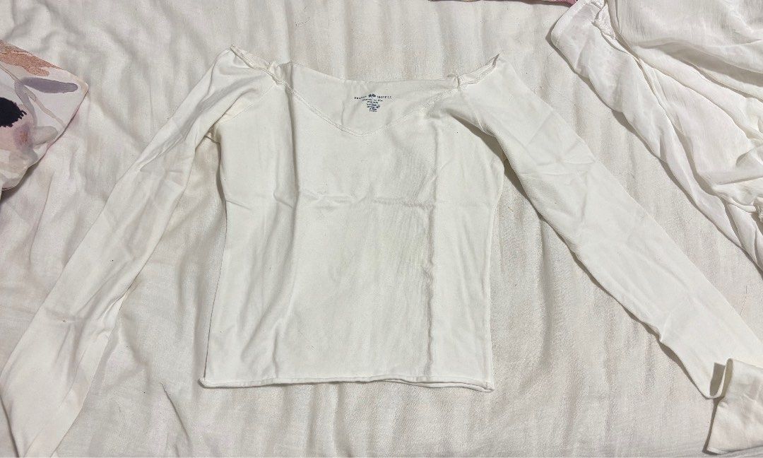 Brandy Melville White Long Sleeve Top (Category: Longsleeves) located in Mandaluyong City. Submitted by mdoggg___ (Listing ID 1397880451, Image 1). Description: - Brand: Brandy Melville - Style: Long sleeve top - Color: White Buyer to arrange pickup from Mandaluyong.