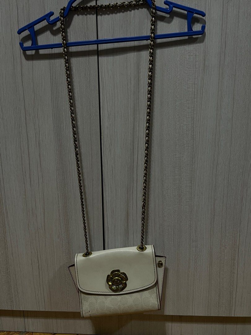 Coach Chain Shoulder Bag (Category: Luxury Bags & Wallets) located in Bulacan. Submitted by sef19 (Listing ID 1397895107, Image 3). Description: - Authentic Coach chain shoulder bag - White exterior - Burgundy interior - Chain strap - Small interior pocket - Made in Vietnam - Floral clasp with Coach logo.