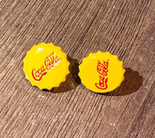 日本沖繩美國村購入全新coca cola可樂金屬瓶蓋造型耳夾一對64222605139201110