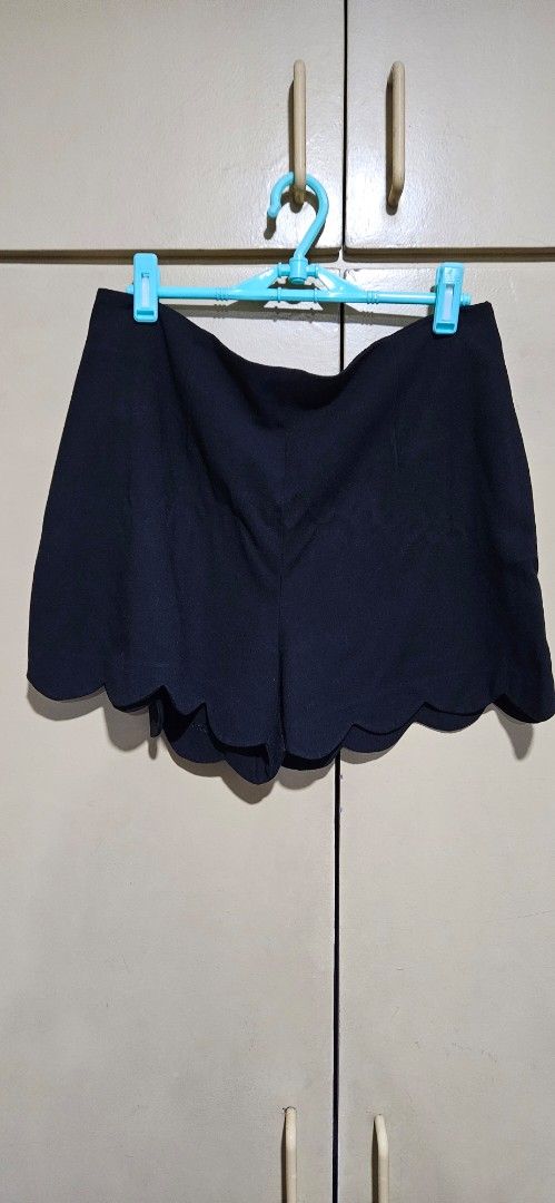 Dorothy Perkins Scallop Shorts (Category: Shorts) located in Quezon City. Submitted by technicolorvision (Listing ID 1397924302, Image 1). Description: - RFS: Decluttering - Dorothy Perkins black shorts - Scallop hem design - Size: US 6, EUR 40, UK 8 - Material: Woven fabric.