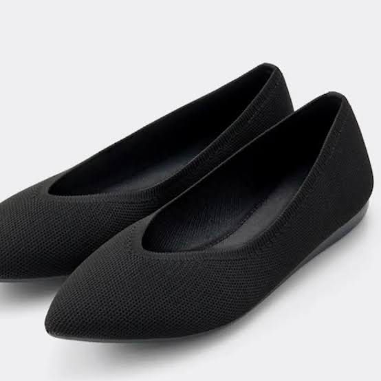GU Size 6 washable Black Pointed-Toe Flats knit (Category: Flats & Sandals) located in Taguig. Submitted by new_again_ (Listing ID 1397827505, Image 2). Description: - Black pointed-toe flats - Knitted material - Comfortable for daily use - Versatile design - 23 CM - GU.