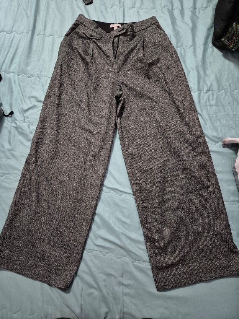 H&M Wide Leg Trousers (Category: Other Bottoms) located in Rodriguez. Submitted by DelaC (Listing ID 1397862978, Image 1). Description: - H&M wide-leg trousers - Size: EUR 36, US 4, CA 4, MX 4 - Classic design - Comfortable fit - Neutral color - easy to pair - Woven fabric.