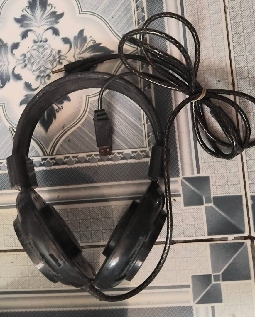 INPLAY Black Wired Gaming Headset (Category: Headphones & Headsets) located in Quezon City. Submitted by mond_adale03 (Listing ID 1397807529, Image 2). Description: - Black wired headphones - USB and 3.5mm jack - Braided black cable - Adjustable headband - Round earcups but no inner padding - Note: Worn-out but still functional. - Negotiable but be reasonable .