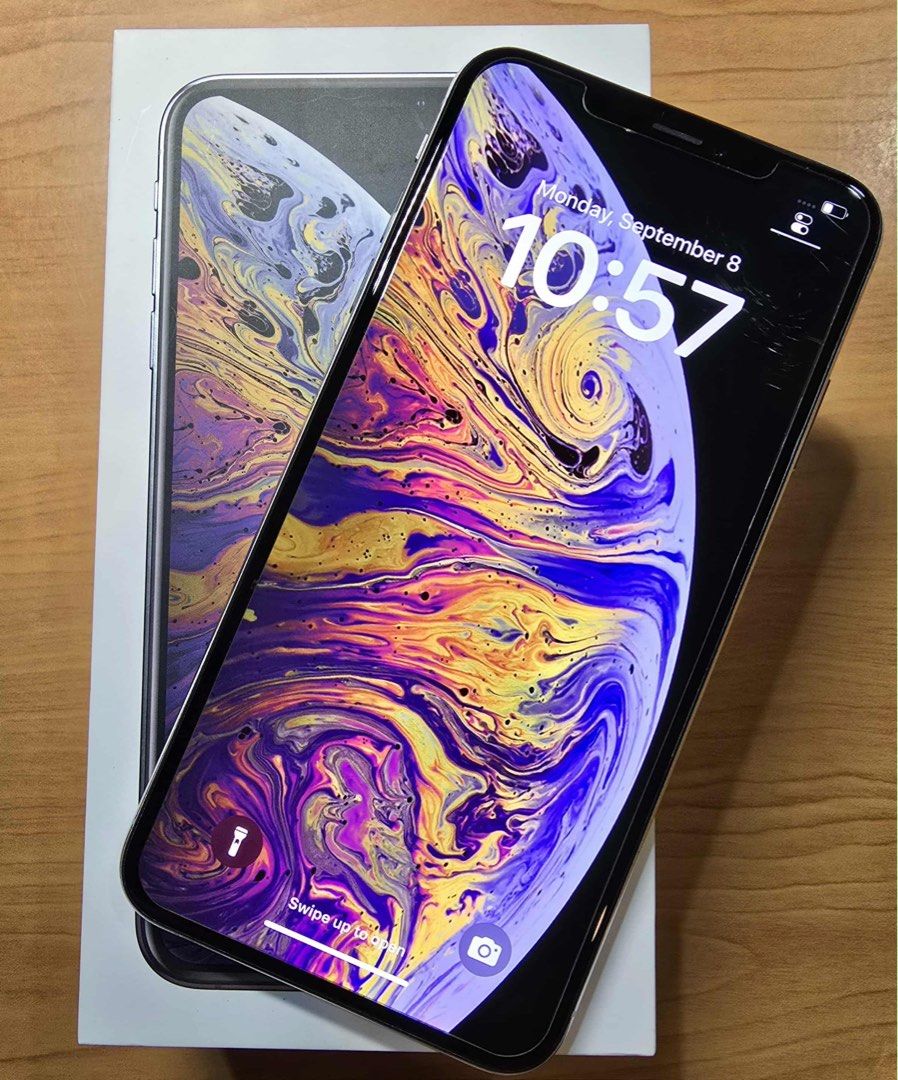 WHITE IPHONE XS MAX (Category: iPhone X Series) located in Manila. Submitted by ksywn (Listing ID 1397874561, Image 2). Description: NEGOTIABLE 74% BATTERY LIFE NO ISSUES.