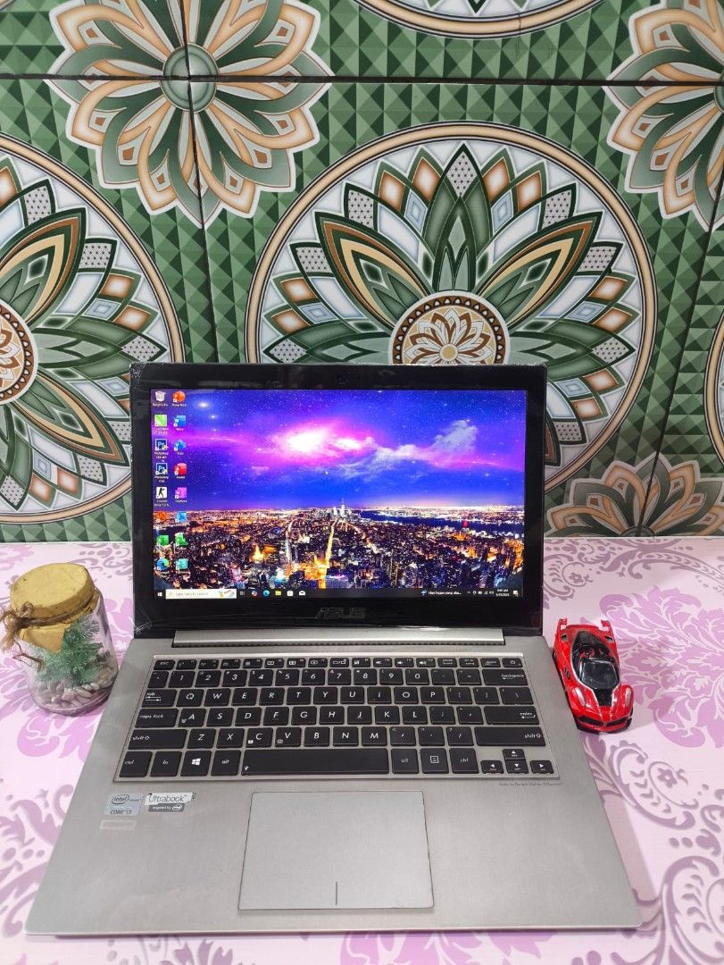 Laptop Super tipis Asus Zenbook Prime UX31a Core i7 Ivy RAM 4Gb/Ssd 256Gb  led full HD ips murah!