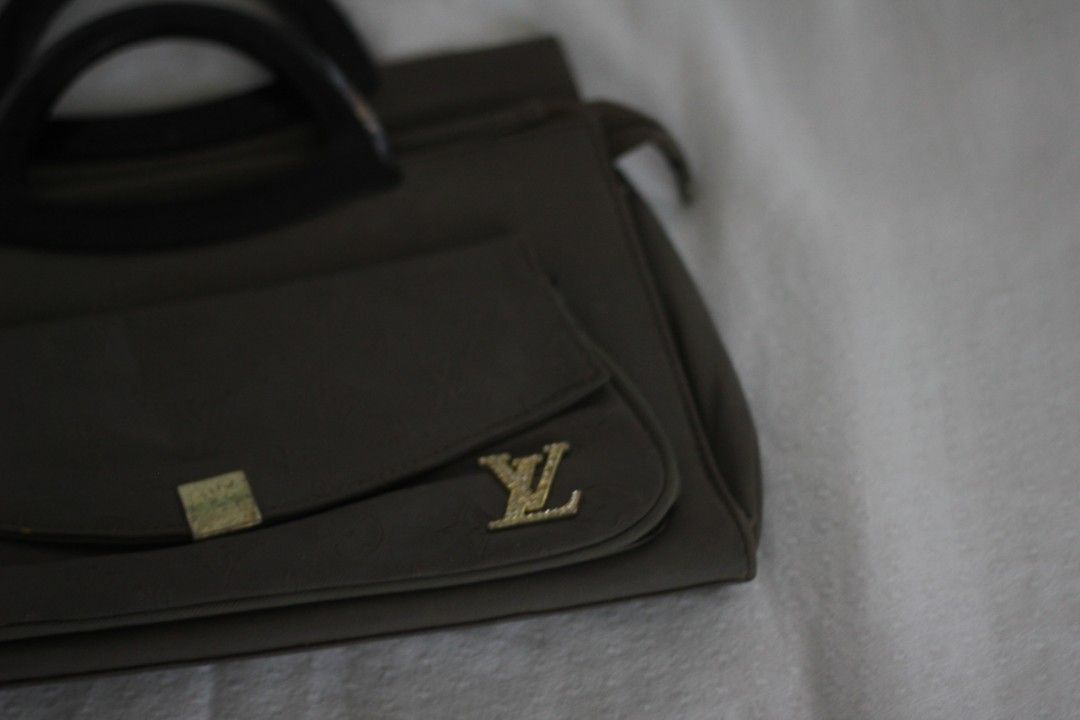 Louis Vuitton Handbag (Category: Luxury Bags & Wallets) located in Imus. Submitted by izzy_homebody (Listing ID 1397791839, Image 2). Description: Gray Louis Vuitton Handbag (Original afaik/gifted from abroad) -all zippers are working -white stains at the back of the bag RFS:Hindi na nagagamit.