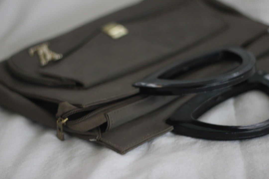 Louis Vuitton Handbag (Category: Luxury Bags & Wallets) located in Imus. Submitted by izzy_homebody (Listing ID 1397791839, Image 3). Description: Gray Louis Vuitton Handbag (Original afaik/gifted from abroad) -all zippers are working -white stains at the back of the bag RFS:Hindi na nagagamit.