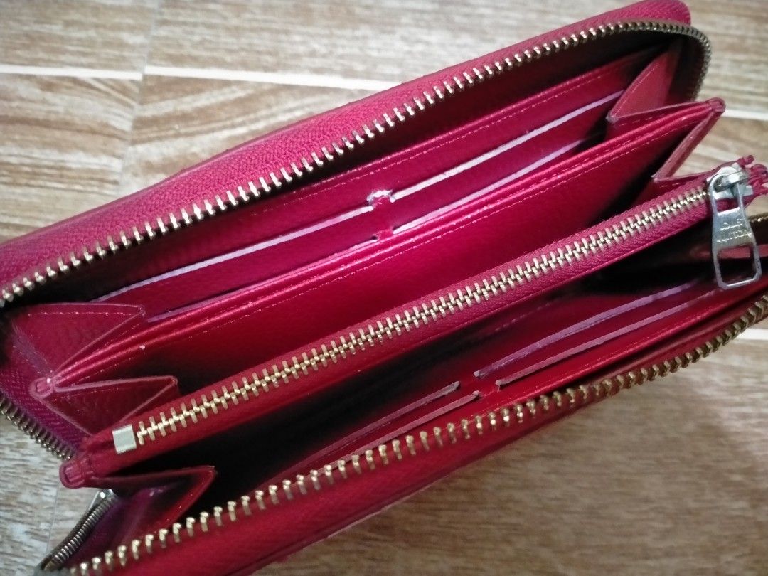 LOUIS VUITTON MONOGRAM ZIPPER WALLET (Category: Luxury Bags & Wallets) located in Cabuyao City. Submitted by Bike_Clothing10 (Listing ID 1397791002, Image 3). Description: READ FIRST... FOR SALE: LOUIS VUITTON MONOGRAM ZIPPER WALLET Still in good appearance With Issue With Code M60017 Dimes: 7.5 x 4 inches ISSUE: -Defective Zipper -see pics. NOTE: Pagawa nyo na lang ung zipper, buy at your own risk PRICE: 750 + SF PICK UP OR SHIPPING ONLY LOCATIO