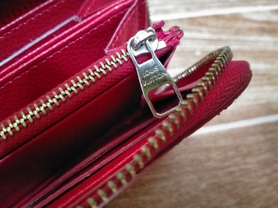 LOUIS VUITTON MONOGRAM ZIPPER WALLET (Category: Luxury Bags & Wallets) located in Cabuyao City. Submitted by Bike_Clothing10 (Listing ID 1397791002, Image 2). Description: READ FIRST... FOR SALE: LOUIS VUITTON MONOGRAM ZIPPER WALLET Still in good appearance With Issue With Code M60017 Dimes: 7.5 x 4 inches ISSUE: -Defective Zipper -see pics. NOTE: Pagawa nyo na lang ung zipper, buy at your own risk PRICE: 750 + SF PICK UP OR SHIPPING ONLY LOCATIO