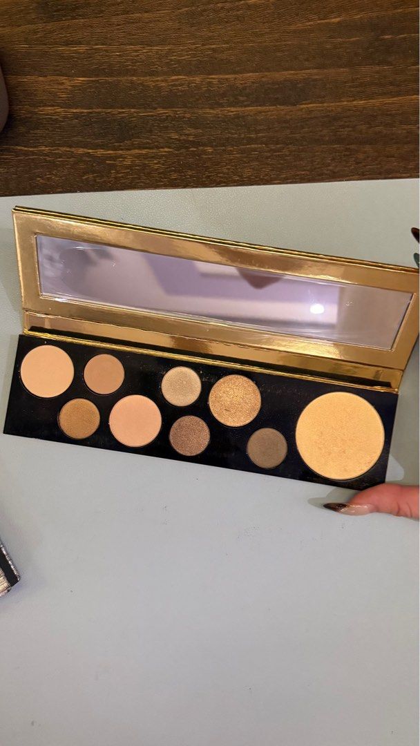 MAC Eyeshadow & Face Palette (Category: Makeup) located in Muntinlupa City. Submitted by zhowiee_ (Listing ID 1397926111, Image 2). Description: MAC Power Hungry Eyeshadow Palette & Holiday Face Palette - 900 each ; 1,600 if getting both - rfs: don’t reach for it / decluttering - mop: gcash / bdo / bpi - mod: Lalamove / J&T (sf care of buyer) .