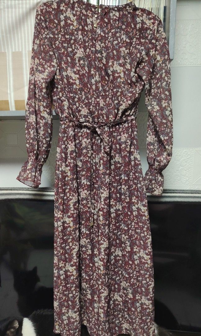 Maroon dress (Category: Dresses) located in Manila. Submitted by fnicolas (Listing ID 1397849703, Image 1). Description: Fits small to semi large 46" length 22" to 36" waist (stretch) With inner.