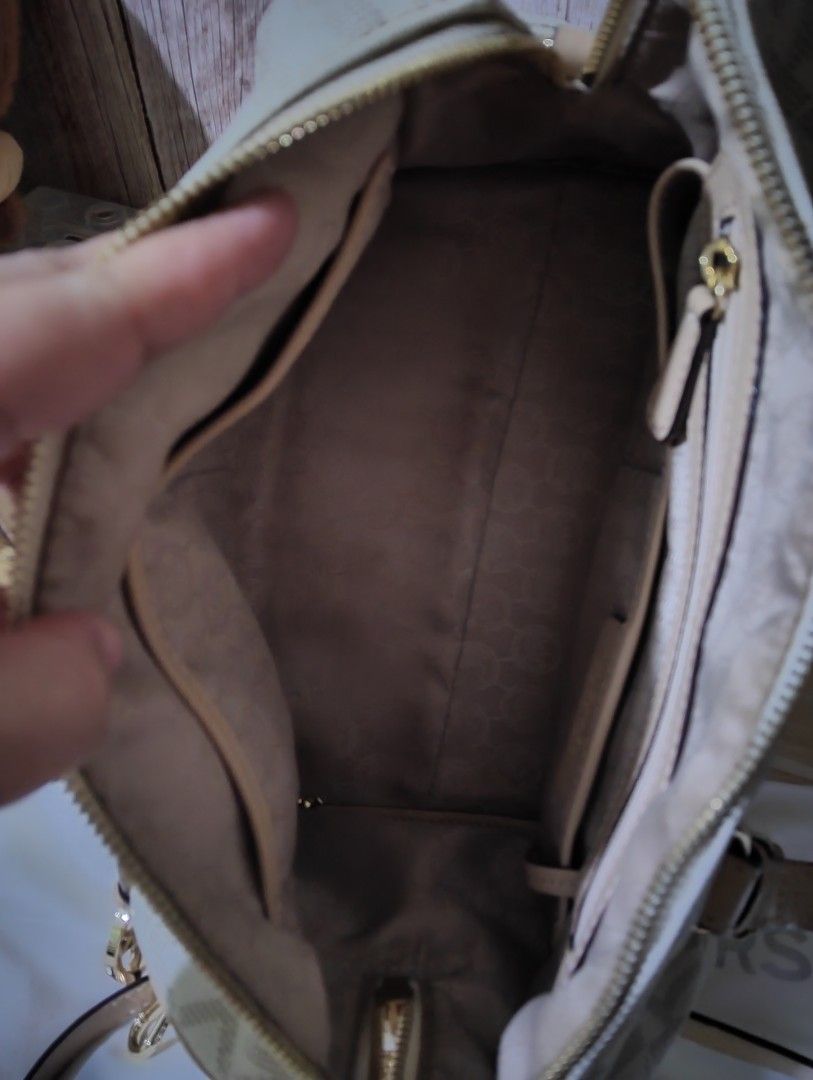 Michael Kors Vanilla Chain Satchel Doctors Bag (Category: Luxury Bags & Wallets) located in Manila. Submitted by mayparaiso (Listing ID 1397848885, Image 3). Description: Mk Doctor's Bag Vanilla Came from US. inclusion: dustbag, bag, sling, tags malinis loob what you see is what you get.