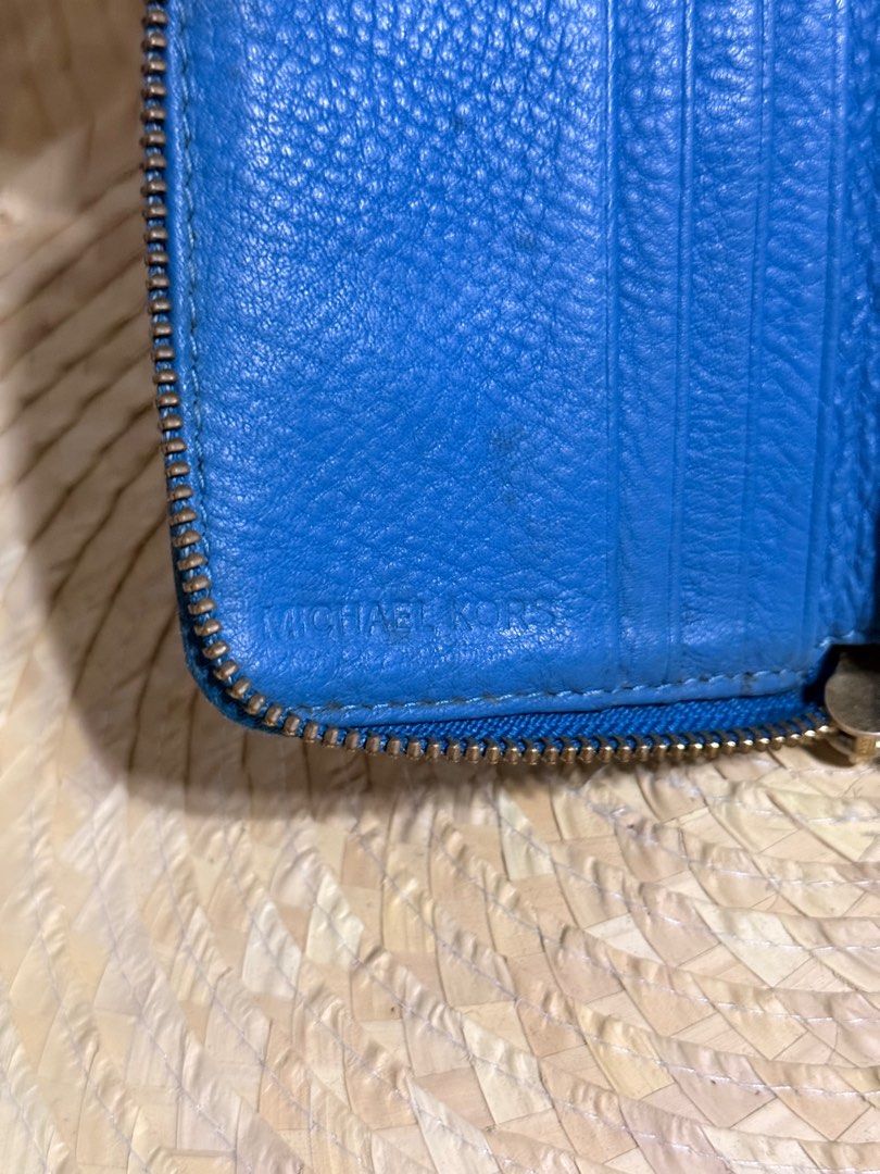 MK wallet (Category: Luxury Bags & Wallets) located in Baliuag. Submitted by lifewithkleng (Listing ID 1397966105, Image 3). Description: Original MK wallet Preloved item Sign of usage Iparestore numyo nalang pero yung leather all goods pa Hardware color fading.