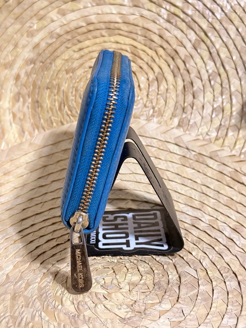 MK wallet (Category: Luxury Bags & Wallets) located in Baliuag. Submitted by lifewithkleng (Listing ID 1397966105, Image 2). Description: Original MK wallet Preloved item Sign of usage Iparestore numyo nalang pero yung leather all goods pa Hardware color fading.