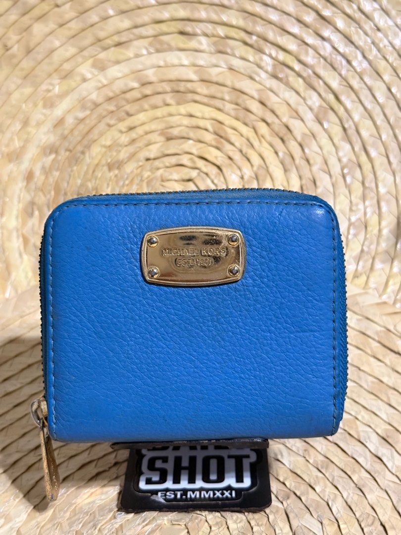 MK wallet (Category: Luxury Bags & Wallets) located in Baliuag. Submitted by lifewithkleng (Listing ID 1397966105, Image 1). Description: Original MK wallet Preloved item Sign of usage Iparestore numyo nalang pero yung leather all goods pa Hardware color fading.
