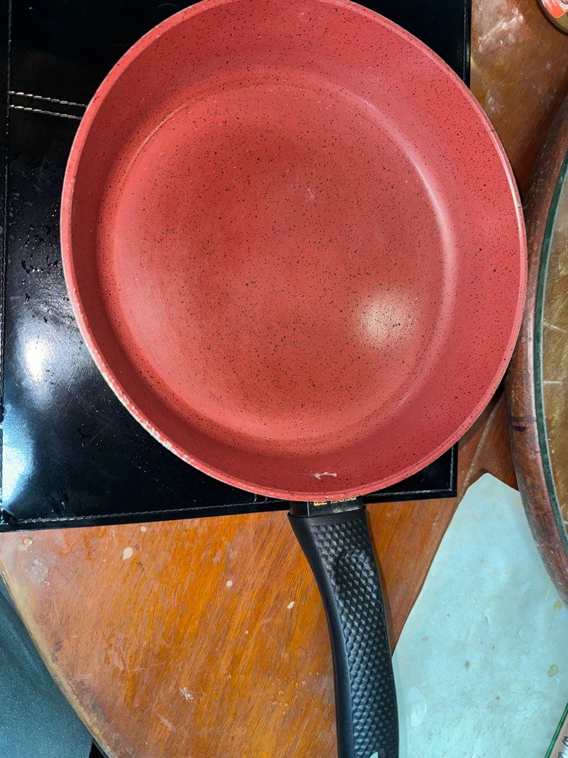 Neoflam Ceramic Frying Pan 27cm (Category: Cookware & Accessories) located in Quezon City. Submitted by allennns (Listing ID 1397823941, Image 1). Description: - Neoflam frying pan - Red speckled interior - Black handle with textured grip -Ceramic - Ready for use - Great kitchen addition .