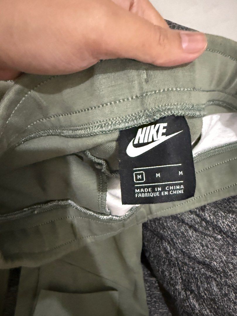 Nike Original Tech Fleece Jogger pants (Category: Joggers) located in Caloocan City. Submitted by roxtapel (Listing ID 1397811679, Image 2). Description: Used once and almost new. No holes, no stain except sa nanilaw ung edge ng bulsa. Please see pic. Size: medium Original Nike .